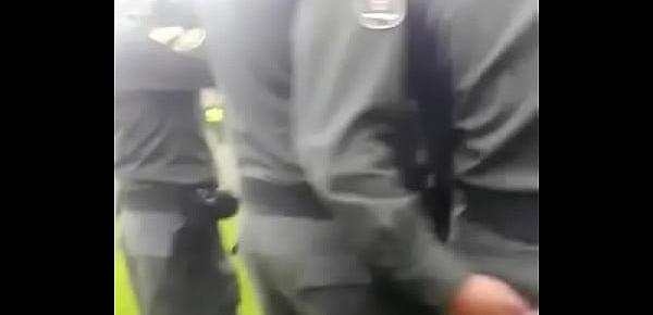  POLICIA TENIENTE MANOSEA A SU COMPAÑERO CAPITÁN EN PLENA FORMACIÓN